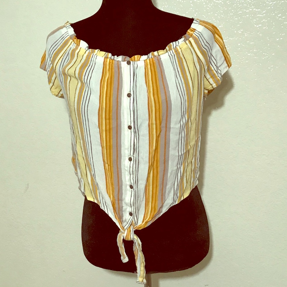 Women crop shirt with tied knot on the bottom